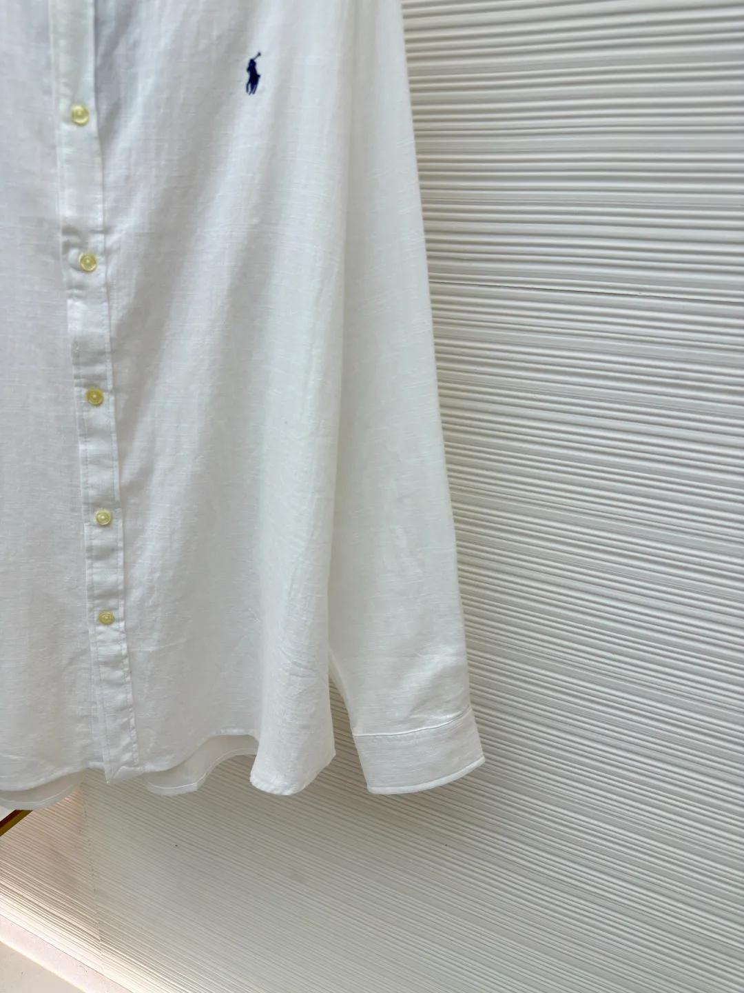 Ralph Lauren embroidered linen shirt ●Original version: Purchased and developed at 1690 ●Item number: 1680732-A75 ●Material: linen fabric ●Technology: embroidery production ●Version: fitted version ●Weight: about 235 grams ●Size: S-M-L-XL ●Description: Selected high-quality linen material with natural texture and breathability, tight and smooth, comfortable and skin-friendly, elegantly presented with a deep ink color The exquisite red pony mark is embellished, like a smart flame in the dark night. The clever design of the outer I-shaped pleated split back shoulder adds a sense of agility and detachment, and contains the soul of fashion in a minimalist shape. Adopt imported machine embroidery technology, use advanced computer control system and precision mechanical components to achieve the iconic pony embroidery operation with high precision and smooth and delicate lines. Adopting side-turning and embedded clamping stitching technology, it is smooth and tidy. The fabrics have been carefully washed and have a better feel and texture. They are not easy to deform, shrink or fade, and maintain long-term beauty. The overall wiring is straight and delicate, the fabric is comfortable and soft, and the color is consistent without color difference. It can be matched with the same style to create a fashionable look and control various occasions. Customized accessories, complete with three standards, same style for men and women!
